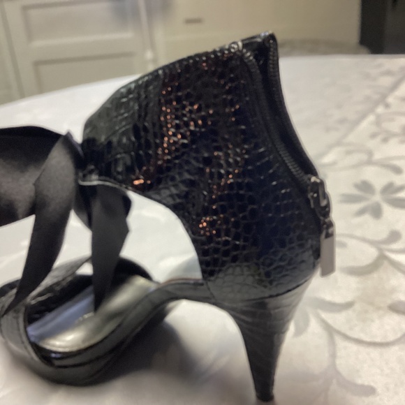 White House black market heels size 6 PATENT LEATHER💃 / bows 🖤🖤🖤🖤 - Picture 8 of 9